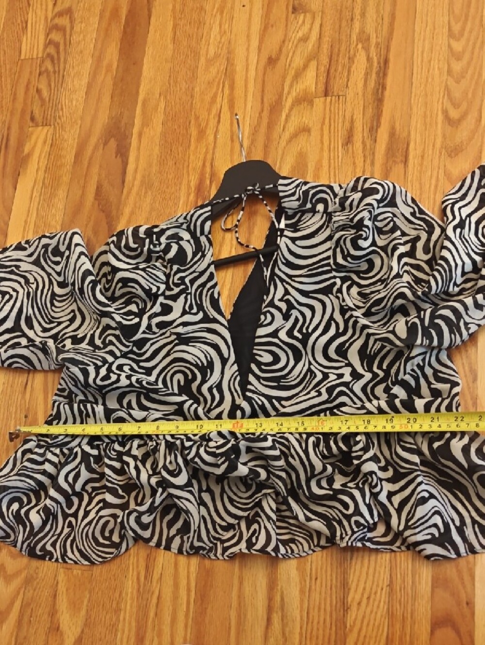 H&M Black and White Swirl Tie-Front Blouse - Picture 4 of 4